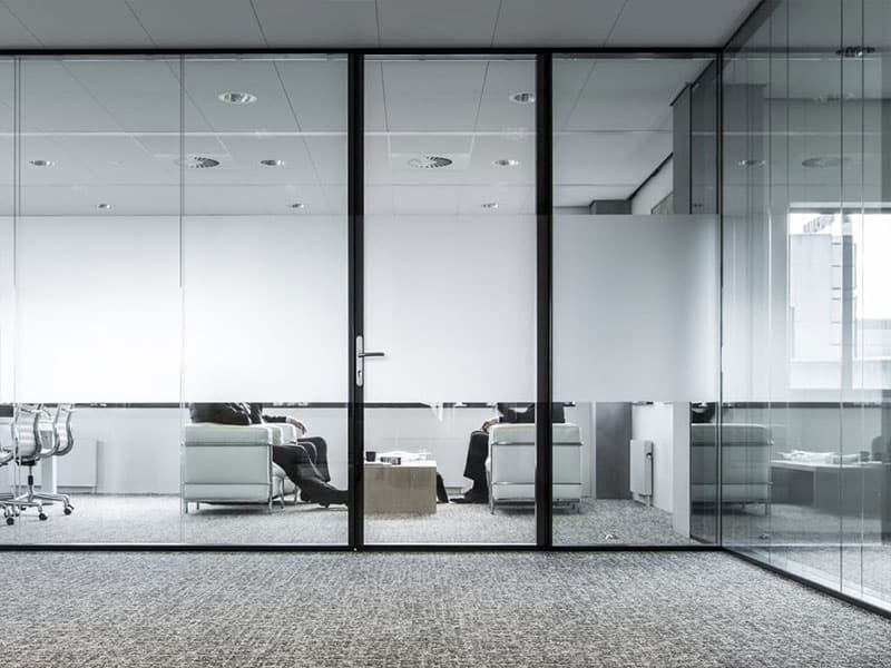 Studio 30: Glastrennwände und Raumteiler, die Ihren Geschäftsräumen eine elegante und transparente Struktur verleihen