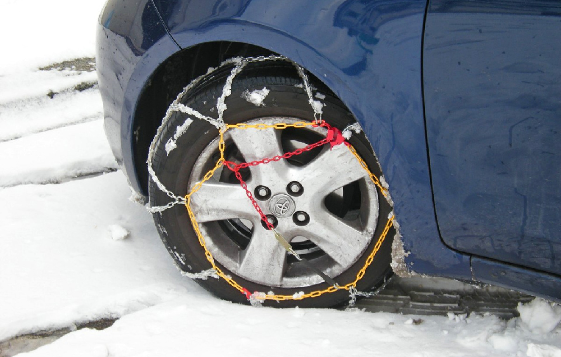 Schneeketten mit Felgenschutz und Selbstspannung: Komfort und Sicherheit bei Schneeketten4u