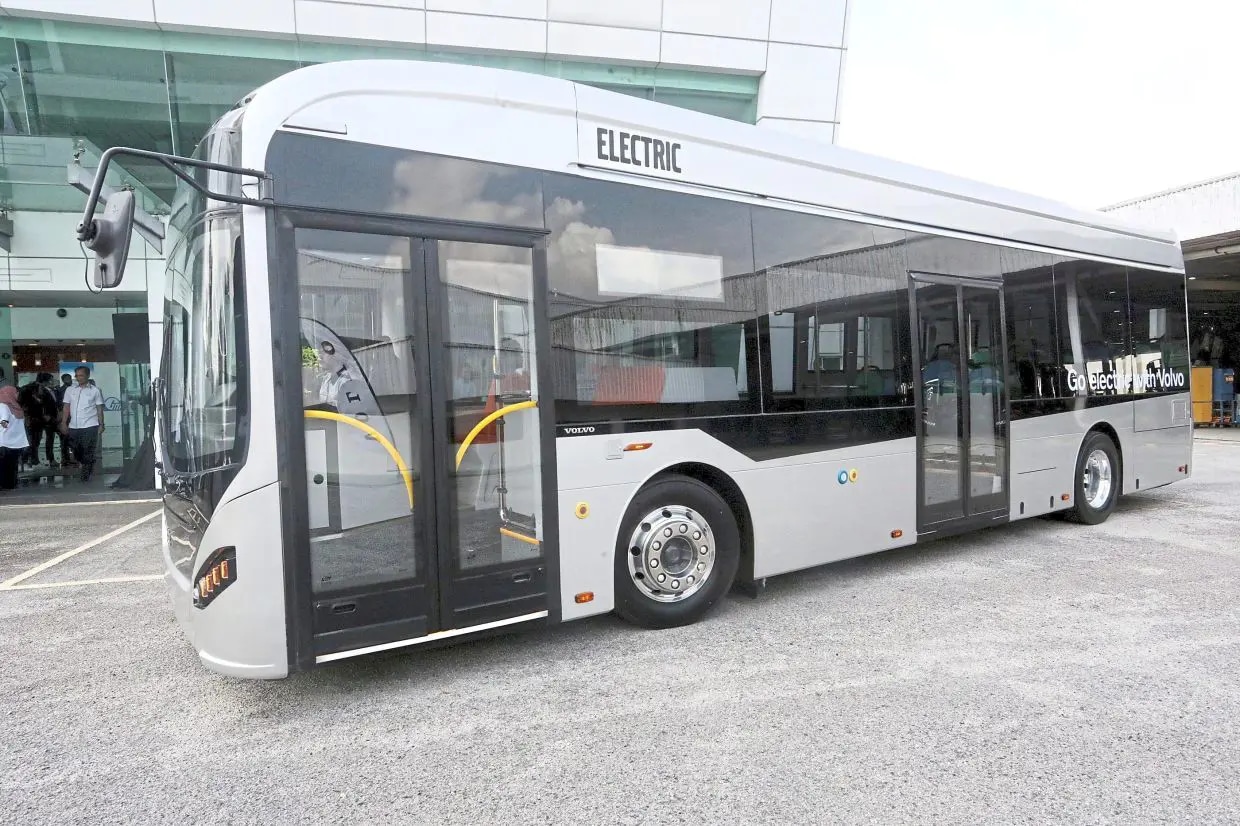 Einführung der Elektromobilität in den Linienverkehr: Geschäftsführer Paul Kienberger übergibt im Juli 2020 die neuen Elektrobusse und betont die Wichtigkeit innovativer, zuverlässiger und umweltfreun