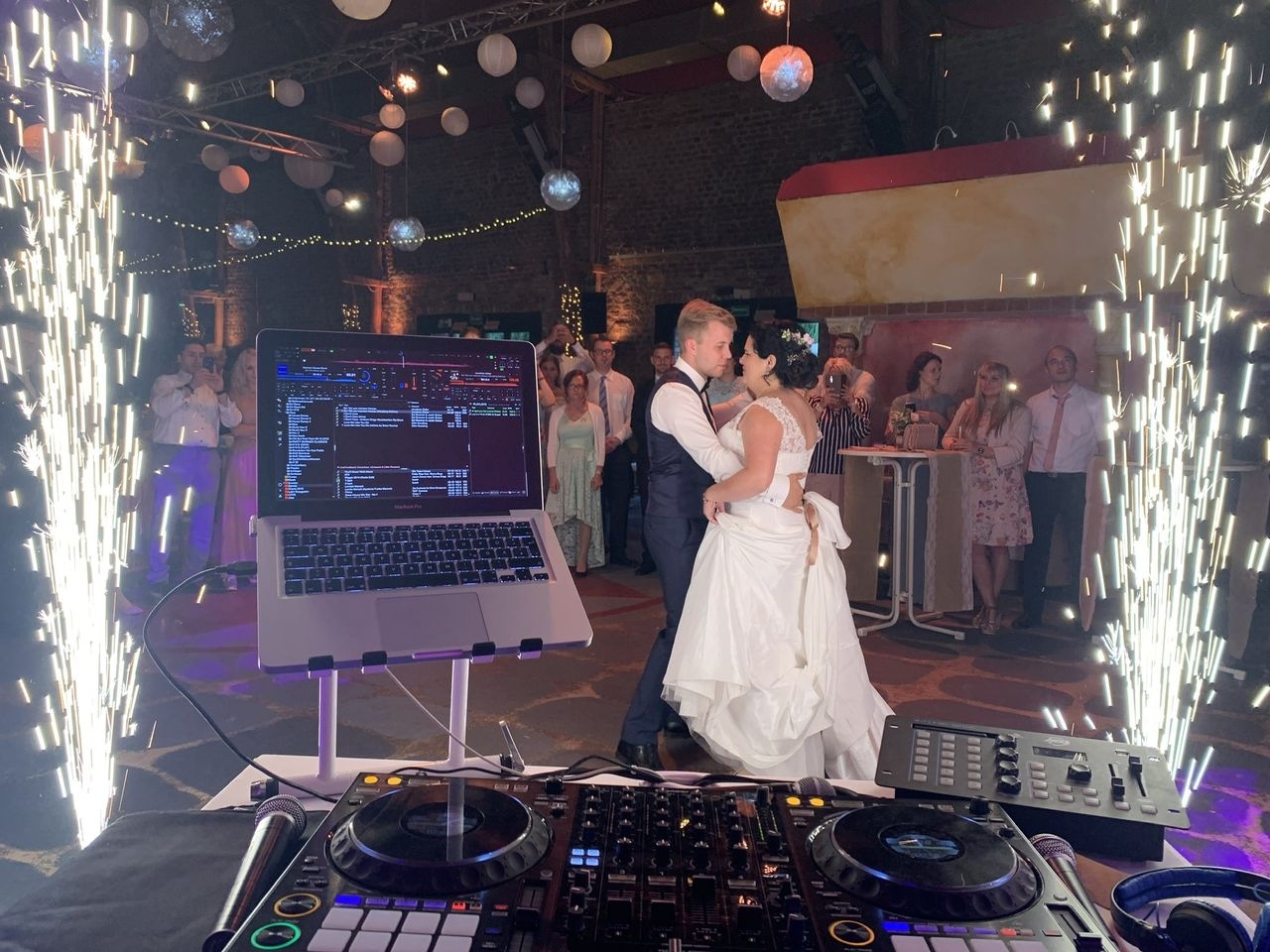 Feiern Sie mit dem besten DJ Augsburg Hochzeit für unvergessliche Momente
