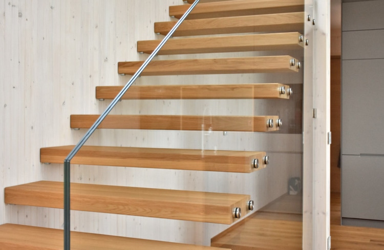 Treppen aus Polen: Wangentreppe Holz – Qualität trifft auf Design