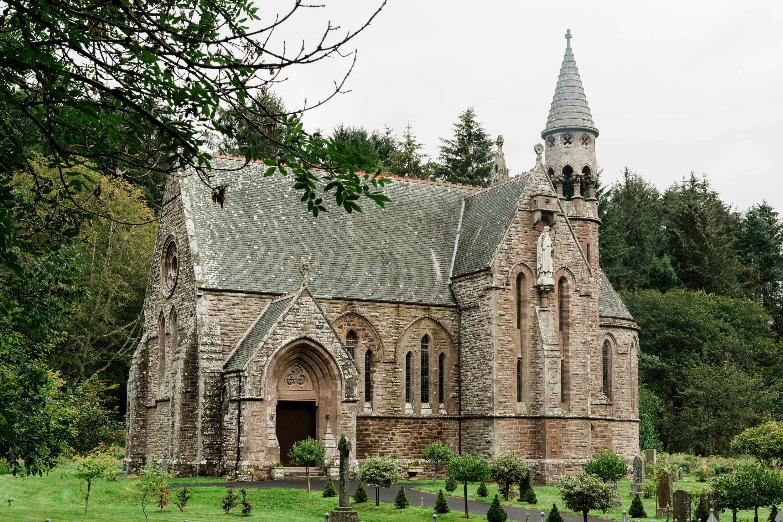 Geschichte Burgkirche Ingelheim – Von fränkischen Wurzeln bis zur gotischen Entwicklung