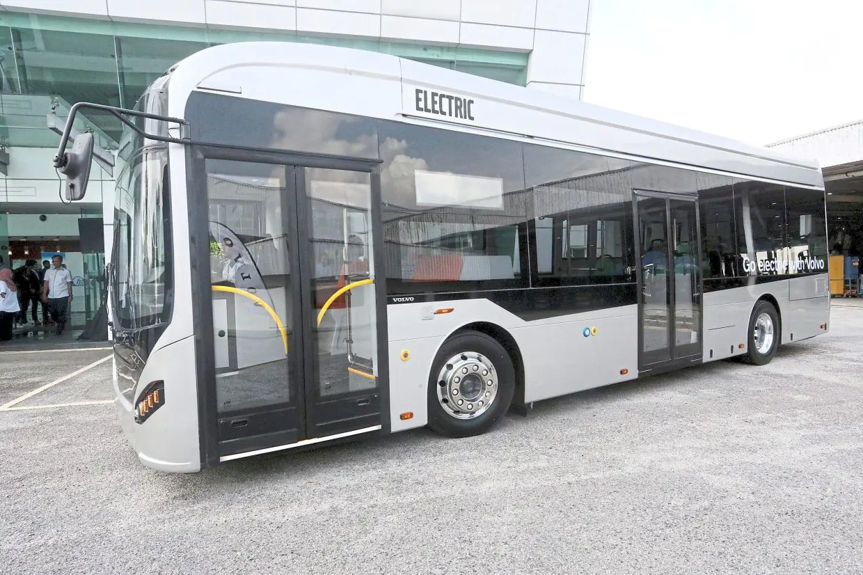 Einführung der Elektromobilität in den Linienverkehr: Geschäftsführer Paul Kienberger übergibt im Juli 2020 die neuen Elektrobusse und betont die Wichtigkeit innovativer, zuverlässiger und umweltfreun
