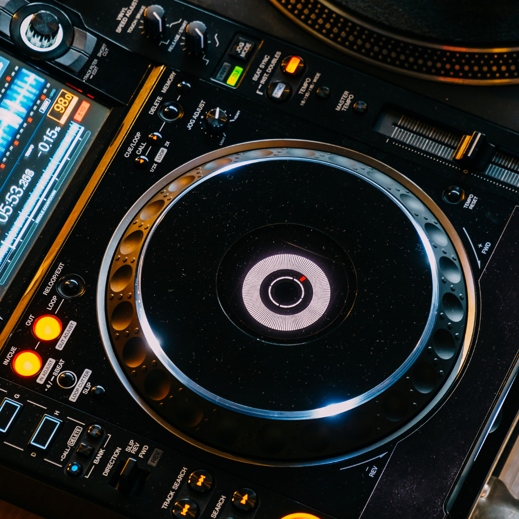 Mühelos DJ Equipment mieten und Ihre Party auf das nächste Level bringen
