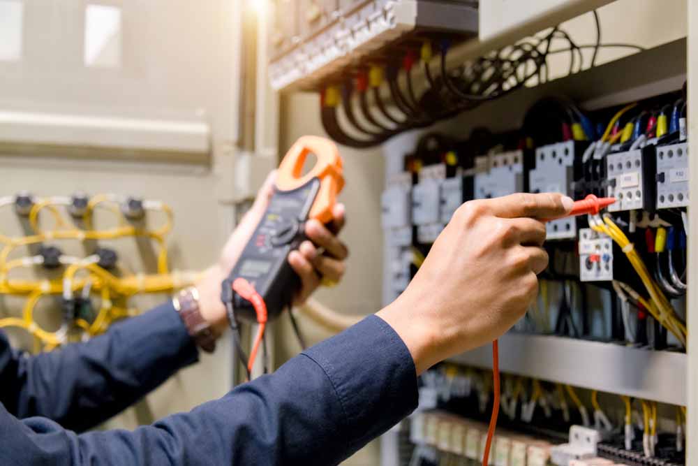 Prüfung ortsveränderlicher elektrischer Betriebsmittel nach VDE 0701/0702 – So bleiben Sie konform