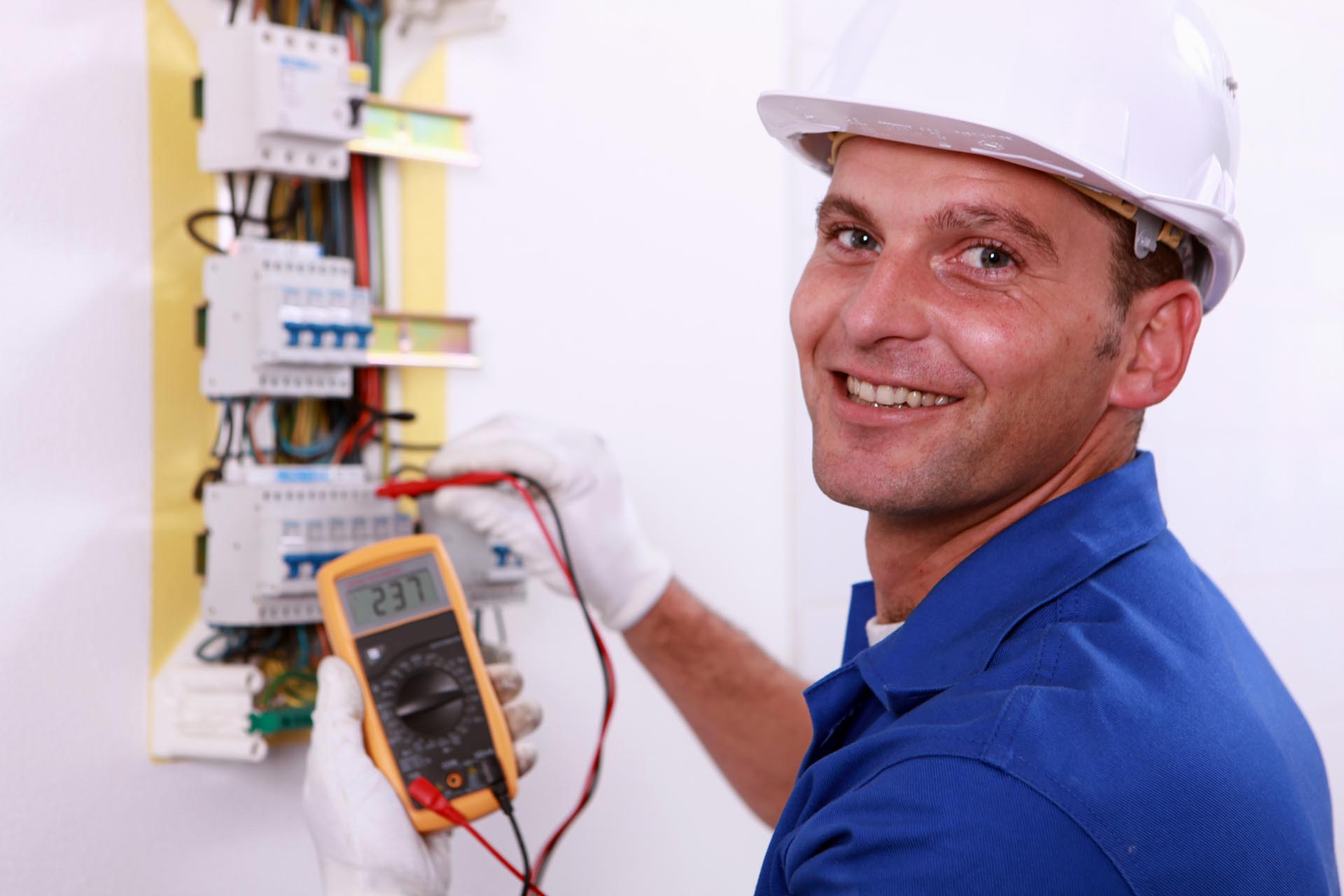 VDE Prüfung und DGUV V3: Schutz vor elektrischen Gefahren