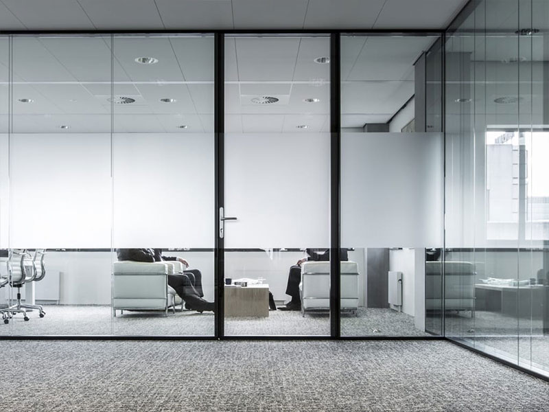 Studio 30: Glastrennwände und Raumteiler, die Ihren Geschäftsräumen eine elegante und transparente Struktur verleihen