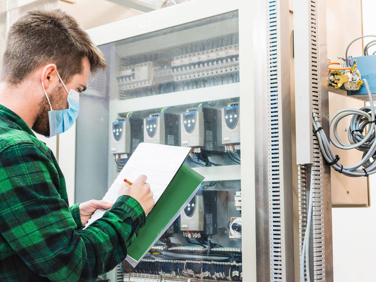 Technische Standards und Vorschriften bei der Prüfung ortsfester elektrischer Anlagen