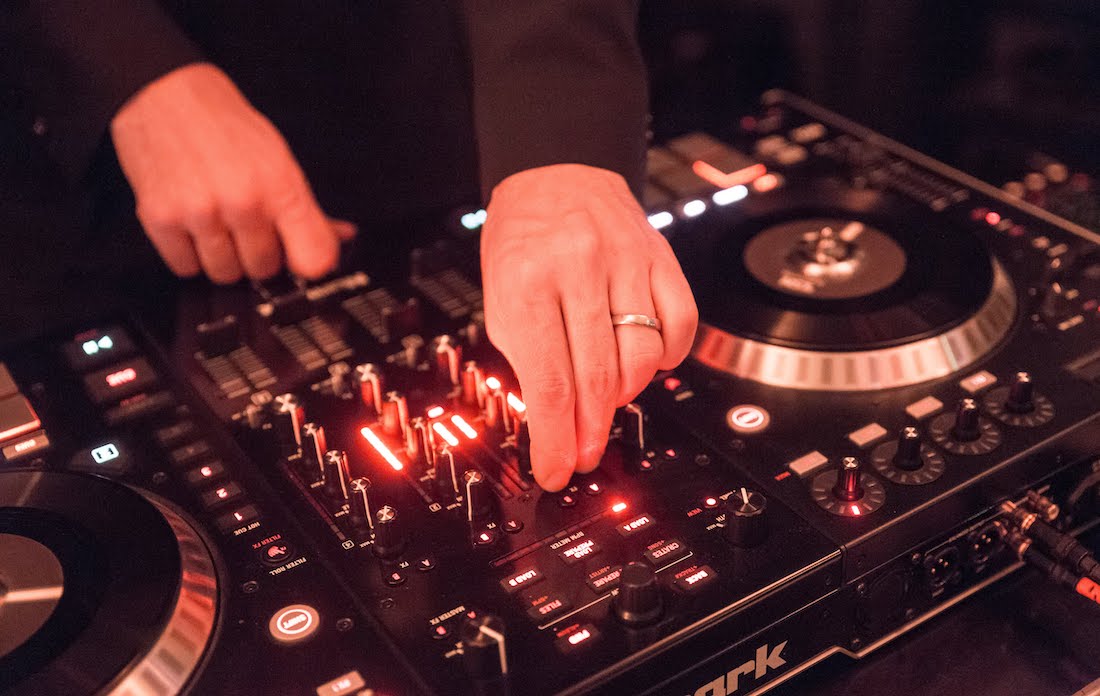 Feiern Sie die Liebe mit Stil: DJ-Salzburgs maßgeschneiderte Hochzeitsunterhaltung in Salzburg