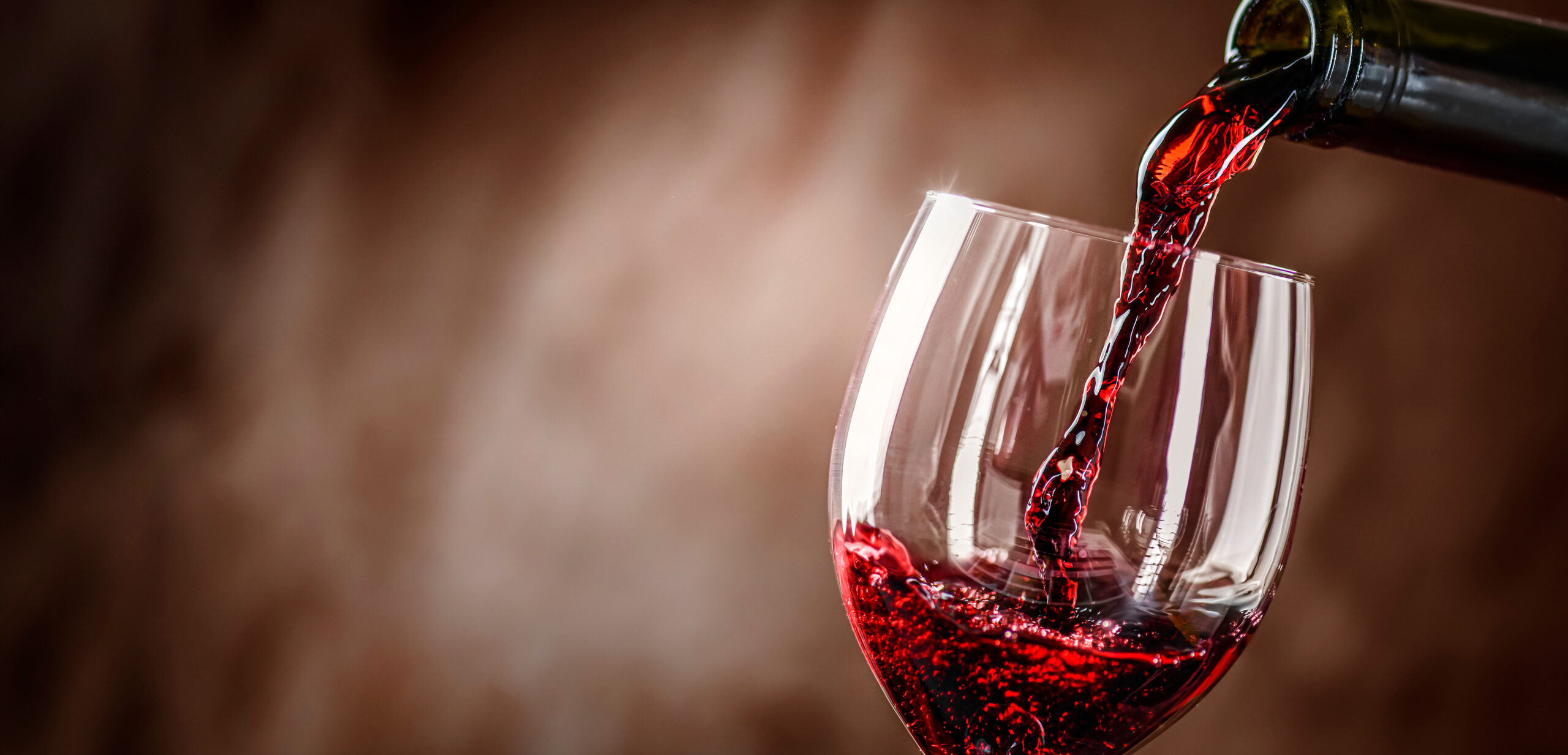 So servieren Sie Wein ohne Alkohol stilvoll