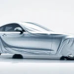 Professioneller Steinschlagschutz mit PPF zeigt eine glänzende Fahrzeugoberfläche geschützt durch Folie.