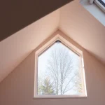 Das Dachfenster Münster lässt viel Licht in den Raum und verleiht ihm ein offenes, luftiges Gefühl.