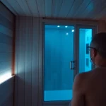 Kältekammer im Einsatz: Nutzer erlebt intensive Kältetherapie in einer modernen Einrichtung.
