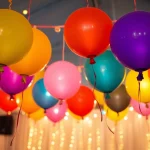 Gestalten Sie luftballons bedrucken für ein fröhliches Event mit bunten Dekorationen.