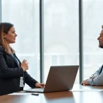 Headhunter Wolfsburg in einem modernen Büro beim Gespräch mit einem Kandidaten.