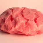 Rosenquarz funkelt in sanften Rosa-Tönen und zeigt seine zauberhaften Einschlüsse und die einzigartige Textur.